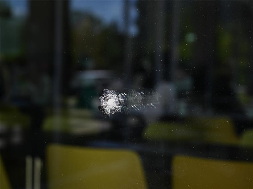 Fenster der EIDE-Schule mit Einschussloch durch Projektil, Hinweis auf wiederholte Vorfälle dieser Art
