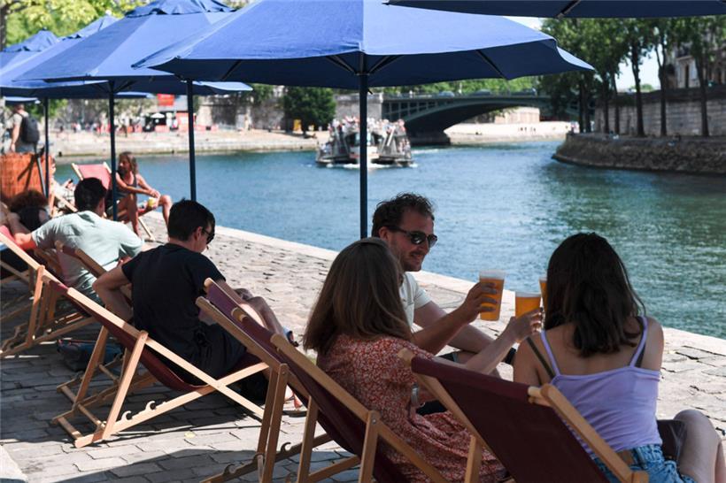 Ein Prost auf dem Pariser Strand
