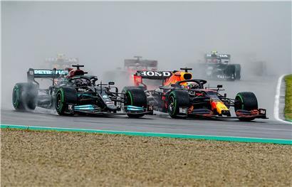 Ein Punkt trennt Red-Bull-Pilot Max Verstappen (r.) in der Gesamtwertung von Lewis Hamilton (Mercedes)
