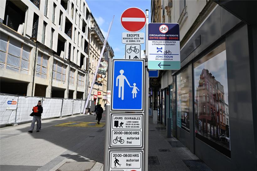 Ein Radfahrer soll durch die Fußgängerzone gerast sein und dabei die Hündin erfasst haben
