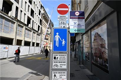 Ein Radfahrer soll durch die Fußgängerzone gerast sein und dabei die Hündin erfasst haben
