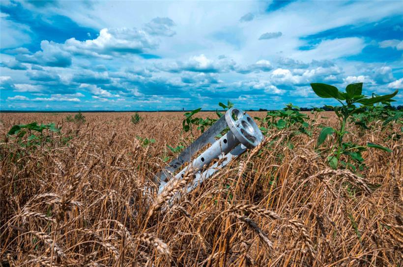 Ein Raketenteil in einem ukrainischen Weizenfeld: Moskau ließ sich von den Vereinten Nationen und der Türkei umstimmen und ist zum Abkommen zurückgekehrt
