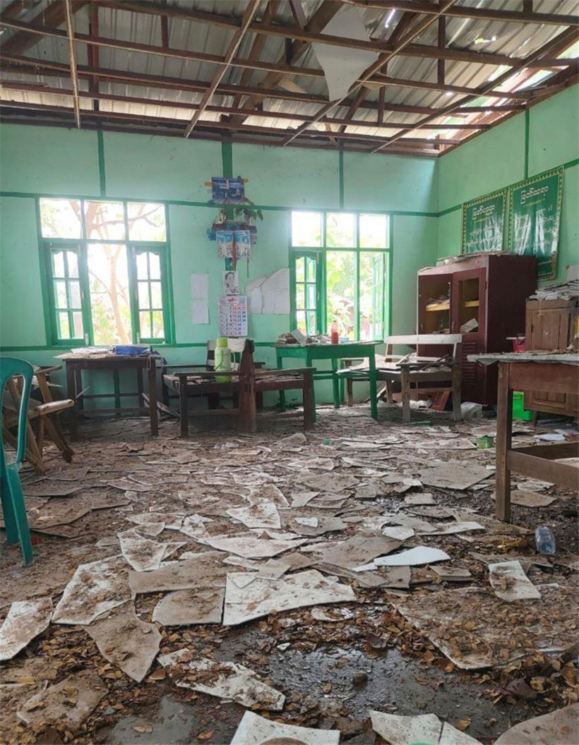 Ein Raum einer Oberschule ist mit Trümmern gefüllt, nachdem sie den Angaben zufolge von einem Luftangriff des Militärs im Dorf Ohe Htein Twin in der Gemeinde Tabayin, auch bekannt als Depayin, in der Region Sagaing, Myanmar, getroffen wurde
