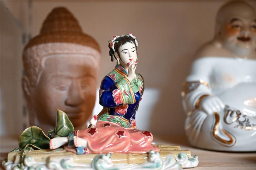 Ein Raum ist speziell auf asiatische Kuriositäten ausgelegt