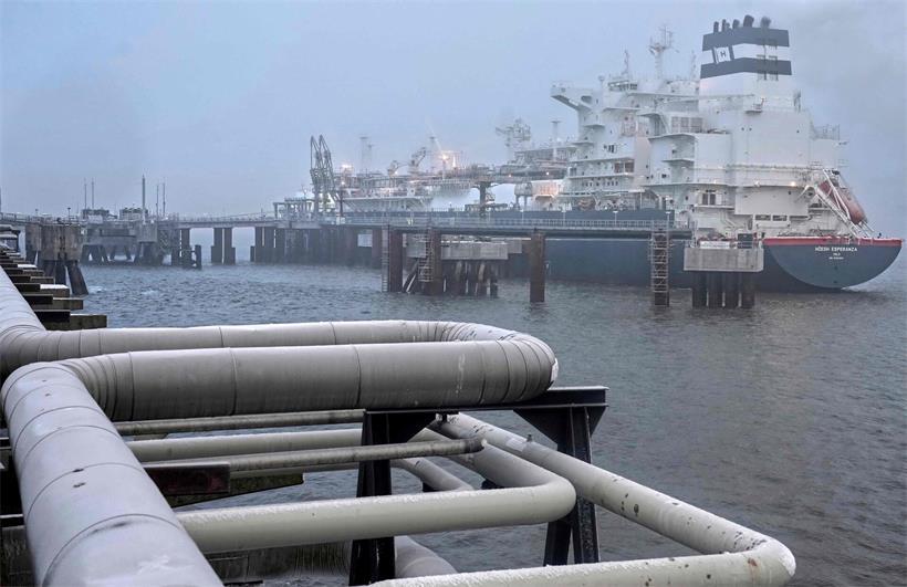 Ein Regasifizierungsschiff liegt im deutschen Hafen von Wilhelmshaven und wird zur Verarbeitung von LNG genutzt