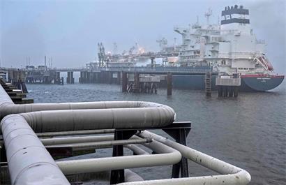 Ein Regasifizierungsschiff liegt im deutschen Hafen von Wilhelmshaven und wird zur Verarbeitung von LNG genutzt