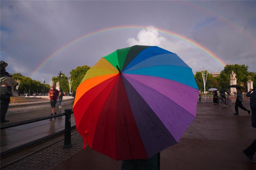 Ein Regenbogen war über dem Queen Victoria Memorial zu sehen, während sich am Do...