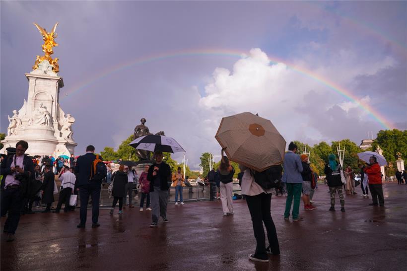 Ein Regenbogen war über dem Queen Victoria Memorial zu sehen, während sich am Do...