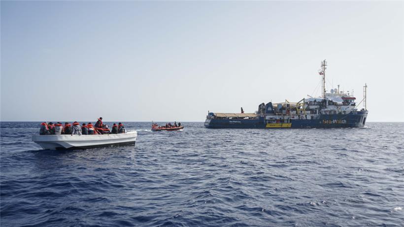 Ein Rettungsboot von Seawatch (M.) bringt auf dem Mittelmeer Migranten von einem Flüchtlingsboot in Sicherheit an Bord der „Sea-Watch 3“
