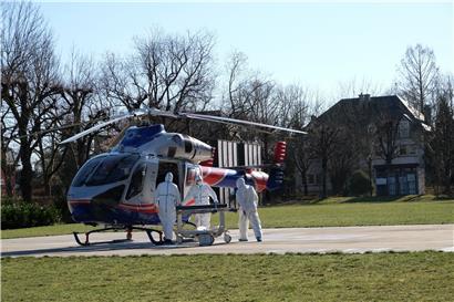 Ein Rettungshelikopter der Air Rescue bringt einen Corona-Patienten zum CHEM
