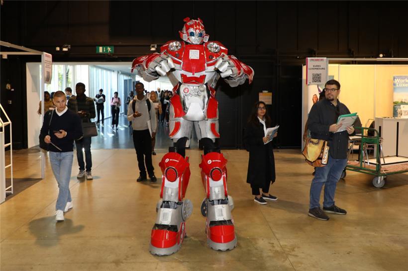 Ein Roboter begrüßt die Berufseinsteiger – und jene, die es werden wollen