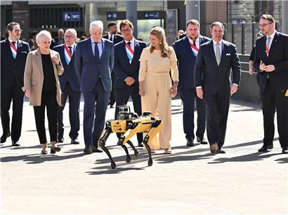 Roboterhund von Automation Robotics Group führt großherzogliches Paar über historische Bahnhofbrücke in Luxemburg