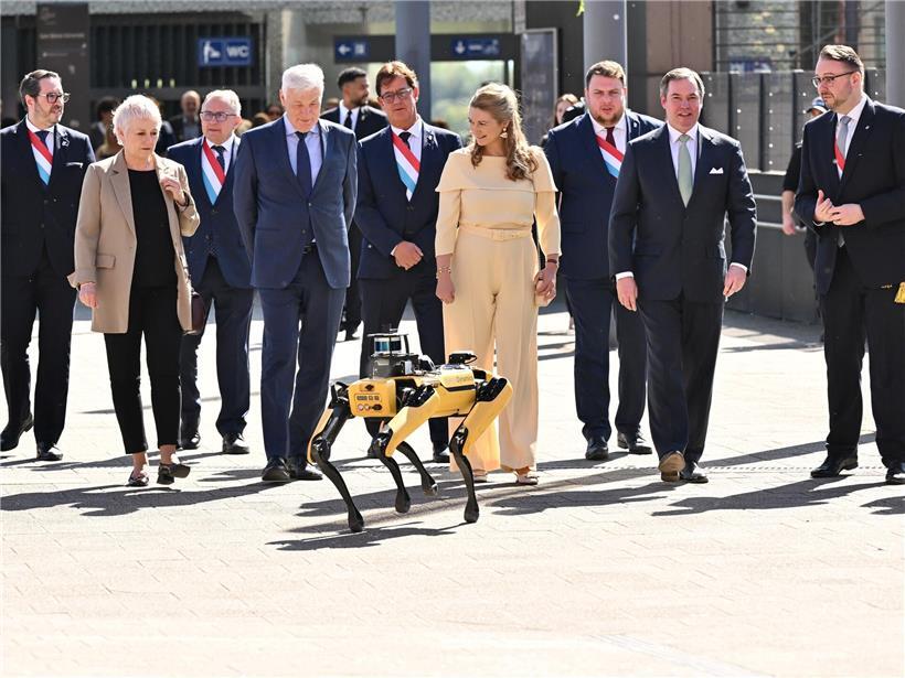 Roboterhund von Automation Robotics Group führt großherzogliches Paar über historische Bahnhofbrücke in Luxemburg