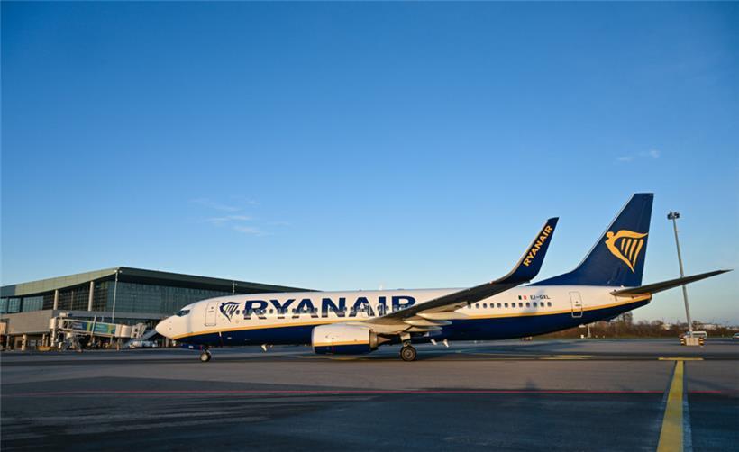 Ein Ryanair-Flugzeug auf dem Rollfeld des Luxairport
