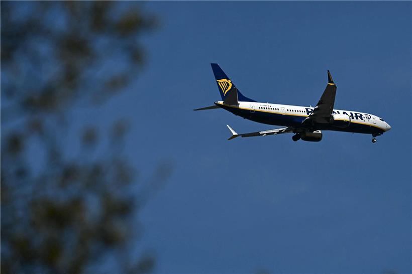 Ryanair-Flugzeug mit Bremsproblemen auf Landebahn während Notfallmanöver bei Flugzeugwartung