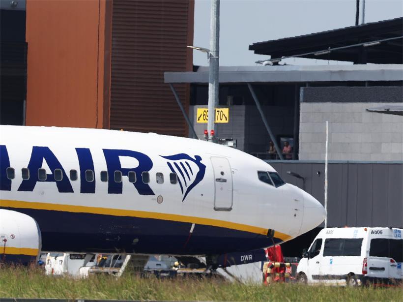 Ein Ryanair-Flugzeug steht auf dem Flughafen Brüssel-Süd-Charleroi