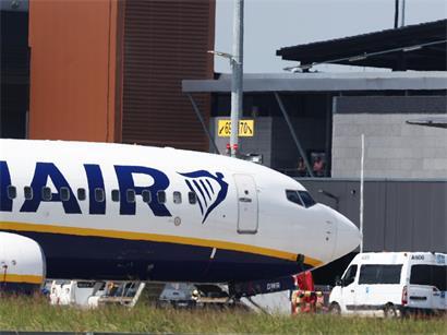 Ein Ryanair-Flugzeug steht auf dem Flughafen Brüssel-Süd-Charleroi