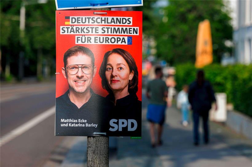 Ein SPD-Wahlplakat zeigt den sächsischen Spitzenkandidaten Matthias Ecke (l.), der von mutmaßlich rechtsextremen Tätern zusammengeschlagen wurde, neben der SPD-Spitzenkandidatin Katarina Barley
