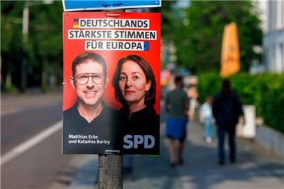 Ein SPD-Wahlplakat zeigt den sächsischen Spitzenkandidaten Matthias Ecke (l.), der von mutmaßlich rechtsextremen Tätern zusammengeschlagen wurde, neben der SPD-Spitzenkandidatin Katarina Barley
