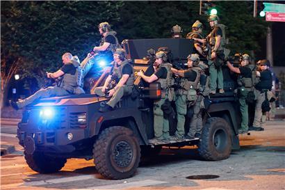 Ein SWAT-Team im Einsatz bei einer Demonstration in Atlanta.
