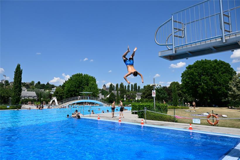 Ein Salto vom Sprungbrett ins kühle Nass
