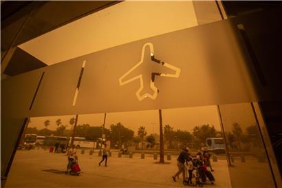 Ein Sandsturm aus der Sahara hat am Wochenende den Flugverkehr auf den Kanarischen Inseln lahmgelegt
