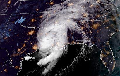 Ein Satellitenbild zeigt den Hurrikan „Laura“ über dem US-Bundesstaat Louisiana, nahe der Grenze zum US-Bundesstaat Texas
