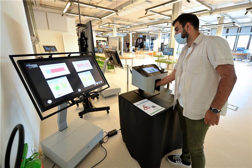 Ein Scanner erlaubt es den Besuchern, zu überprüfen, ob die Hände sorgfältig genug desinfiziert wurden
