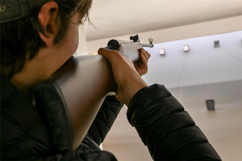 Ein Scharfschütze zielt