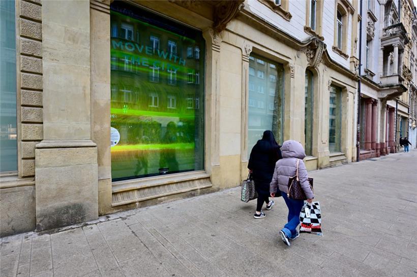 Ein Schaufenster im „Garer Quartier“ reagiert aktuell auf die Bewegungen der Menschen, die daran vorbeigehen

