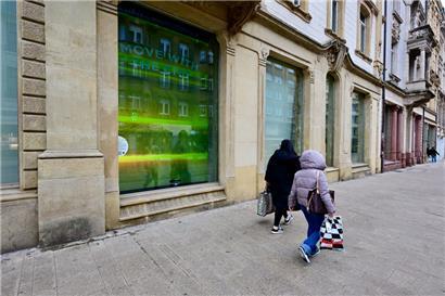 Ein Schaufenster im „Garer Quartier“ reagiert aktuell auf die Bewegungen der Menschen, die daran vorbeigehen
