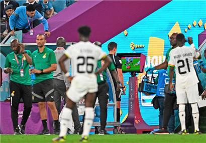 Ein Schiedsrichter und die Wiederholung auf dem Bildschirm: Gibt es solche Fotos bald in der BGL Ligue?
