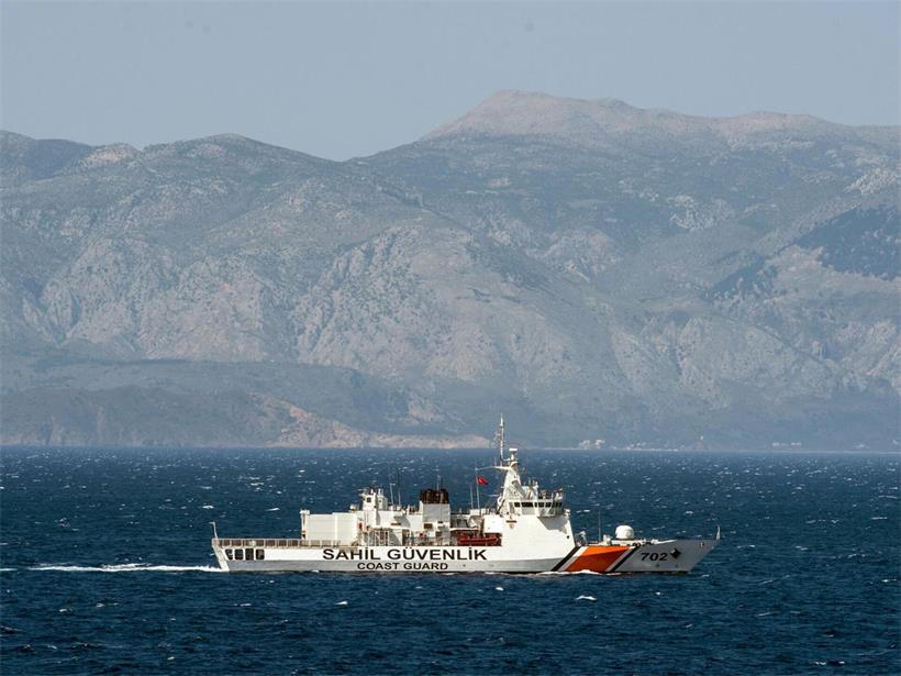 Ein Schiff der türkischen Küstenwache patrouilliert am 20. April 2016 in der Ägäis vor der türkischen Küste