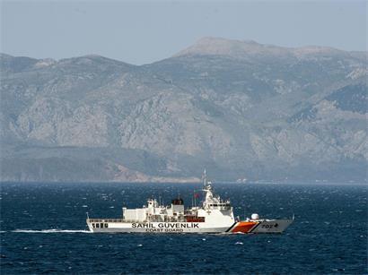 Ein Schiff der türkischen Küstenwache patrouilliert am 20. April 2016 in der Ägäis vor der türkischen Küste