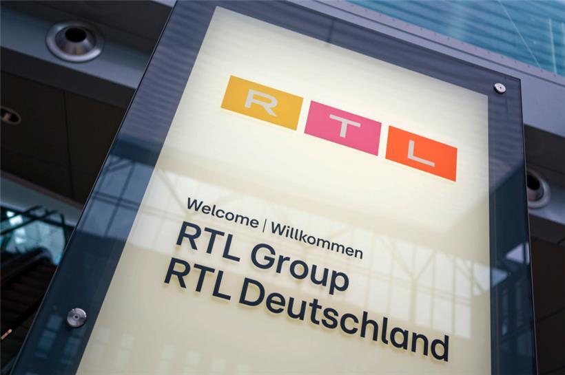 Ein Schild am Eingang des RTL-Gebäudes in Köln: Wegen der Werbegeschäft-Flaute blickt die RTL Group weiter vorsichtig auf das Gesamtjahr 
