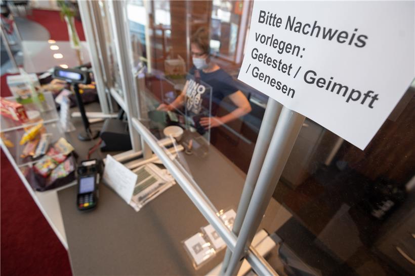 Ein Schild an einer Kinokasse in Deutschland: Bei niedriger Inzidenz können Kinos wieder öffnen, aber nur von den „drei G“ besucht werden
