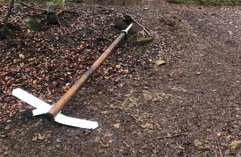 Ein Schild, das in der Nähe von Tetingen aus dem Boden gerissen wurde