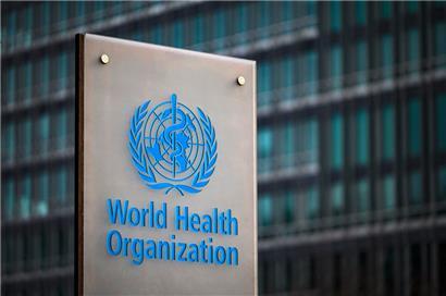 Ein Schild der Weltgesundheitsorganisation (WHO) in ihrem Hauptsitz in Genf
