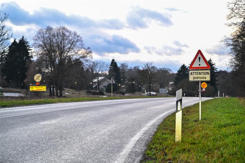 Ein Schild entlang der rue de Neudorf weist auf Fußgängerinnen und Fußgänger hin...
