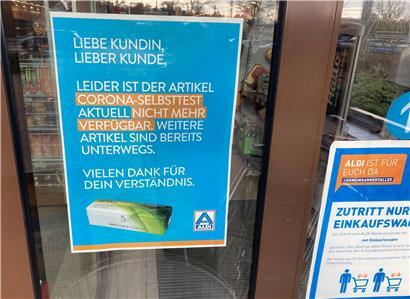Ein Schild informiert über den Ausverkauf von Corona-Schnelltests beim Discounter Aldi
