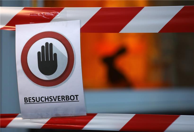 Ein Schild mit der Aufschrift "Besuchsverbot" hängt vor einem Seniorenheim. Zur Eindämmung des Coronavirus hat Nordrhein-Westfalen alle Ansammlungen ab drei Personen in der Öffentlichkeit verboten.
