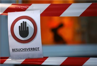 Ein Schild mit der Aufschrift "Besuchsverbot" hängt vor einem Seniorenheim. Zur Eindämmung des Coronavirus hat Nordrhein-Westfalen alle Ansammlungen ab drei Personen in der Öffentlichkeit verboten.
