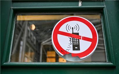 Ein Schild mit einem durchgestrichenen Handy-Symbol – das könnte auch bald an Luxemburger Schulen hängen

