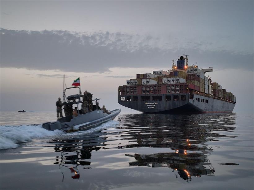 Schnellboot der iranischen Revolutionsgarde (IRGC) nähert sich Frachtschiff Epaminondas am 21.04.2026 auf dem Meer
