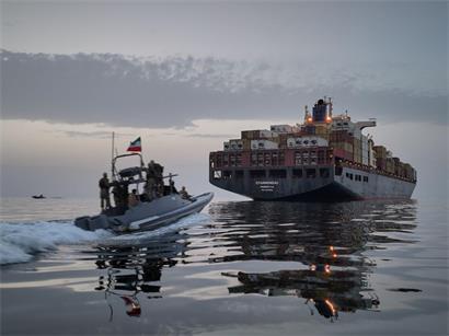 Schnellboot der iranischen Revolutionsgarde (IRGC) nähert sich Frachtschiff Epaminondas am 21.04.2026 auf dem Meer