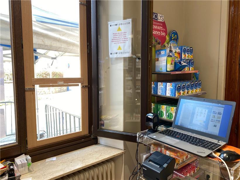 Ein Schreiner fertigte die Fenstereinsätze an. Sie werden jeden Abend herausgeno...