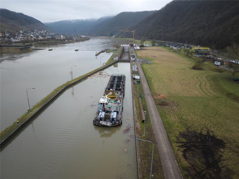 Ein Schubboot liefert das neue Schleusentor an der Schleuse Müden an
