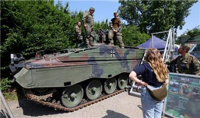 Ein Schützenpanzer bei einer Ausstellung der Bundeswehr in Ostdeutschland
