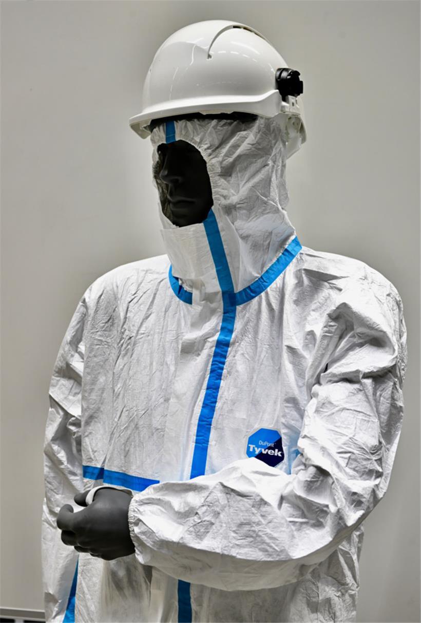 Ein Schutzanzug aus Tyvek
