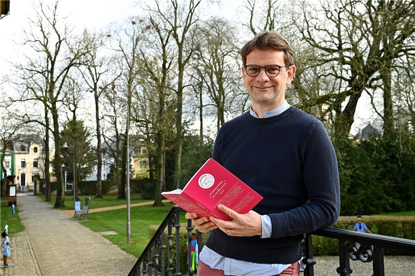 Ein Schwarzer mit rotem Buch: Laurent Zeimet, Bürgermeister von Bettemburg, freut sich, dass die 9. Auflage der „LiteraTour“ wieder draußen und mit Publikum stattfinden kann 
